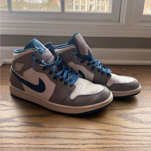 💙 Air Jordan 1 Mid – True Blue Cement 💙